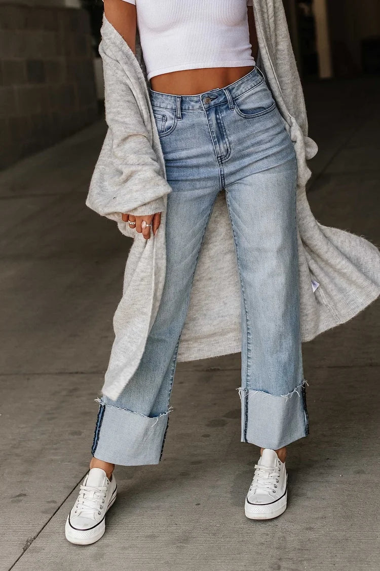 Hellblaue Wide-Leg-Jeans mit ausgefransten Säumen und Umschlag für Damen