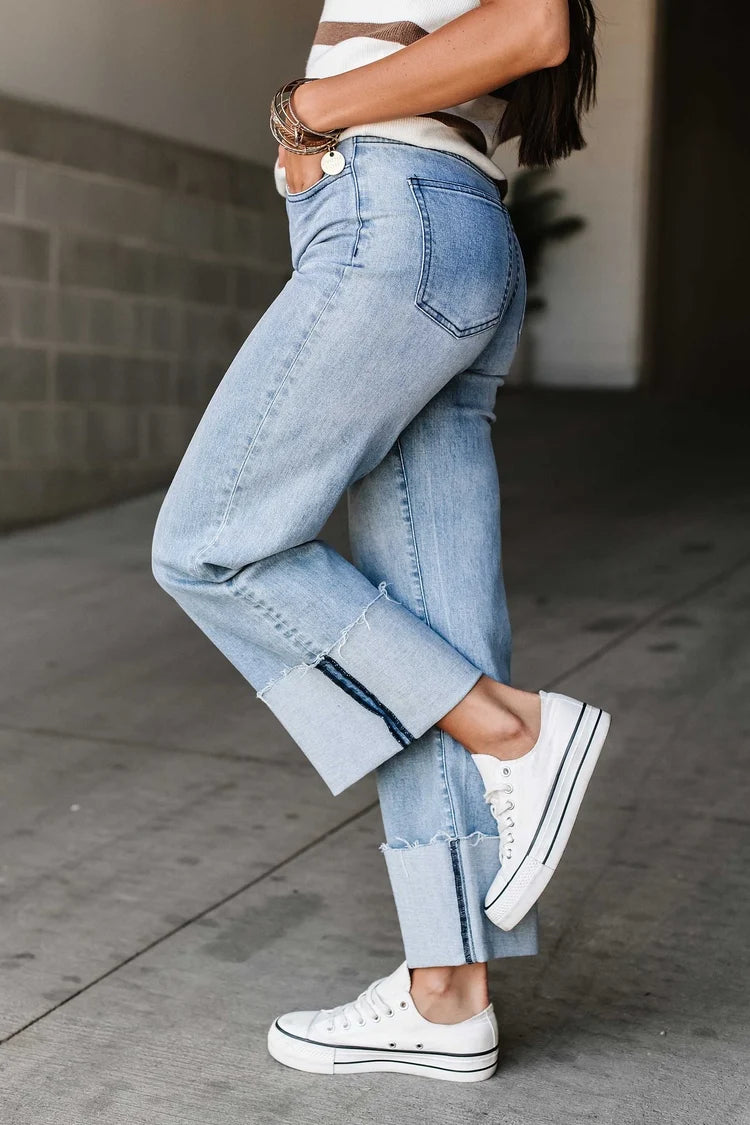 Hellblaue Wide-Leg-Jeans mit ausgefransten Säumen und Umschlag für Damen